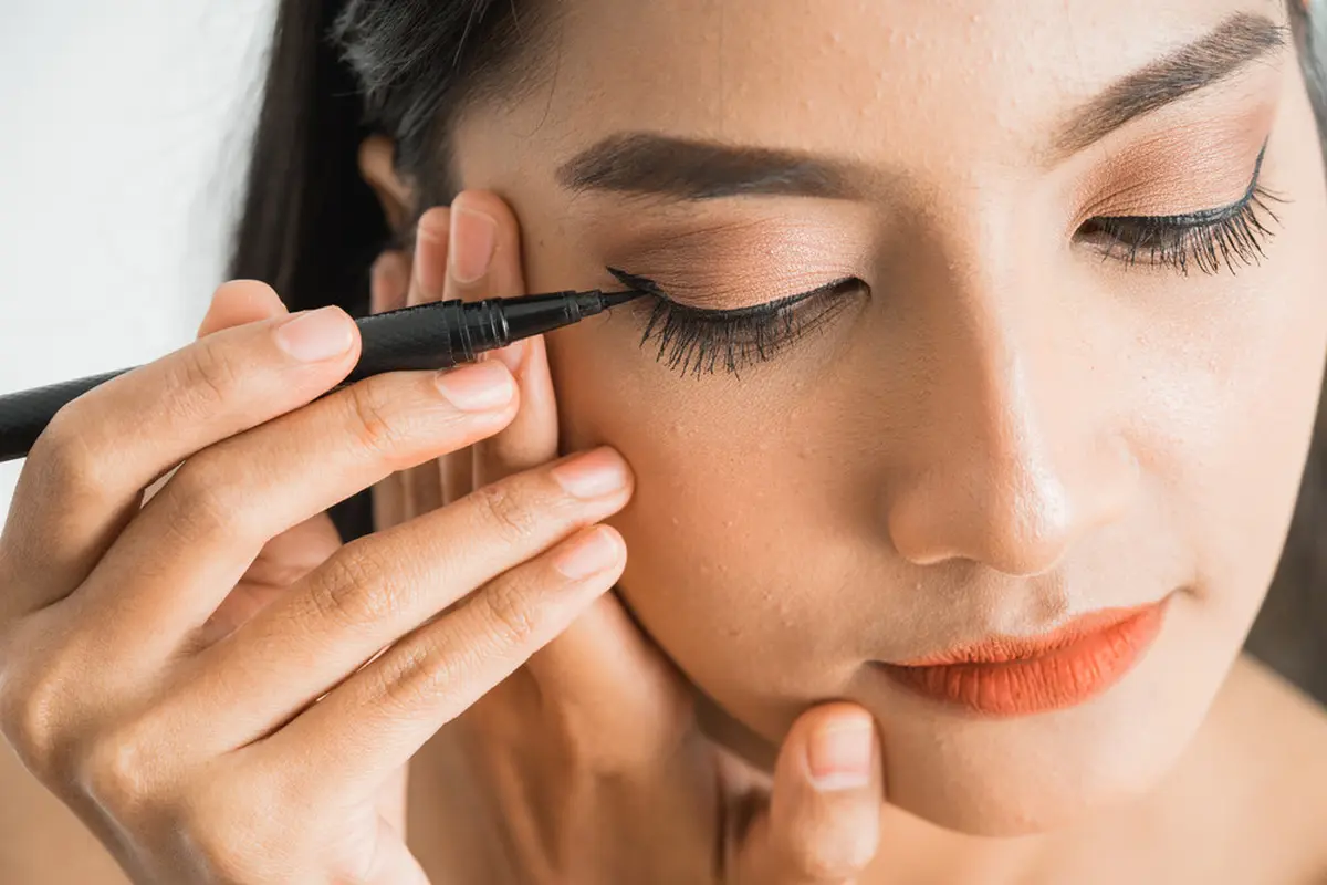Berikut tips menggunakan eyeliner untuk kamu yang masih pemula
