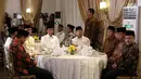 Presiden Joko Widodo (Jokowi) menghadiri acara buka puasa bersama di rumah dinas Ketua DPR Setya Novanto, Jakarta, Senin (5/6). Buka puasa bersama tersebut untuk menjalin silahturahmi antara lembaga legislatif dan eksekutif. (Liputan6.com/Angga Yuniar)