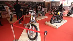 Sejumlah motor customyang dipamerkan pada Indonesia International Motor Show 2018 di JIExpo, Jakarta, Kamis (19/4). IIMS 2018 diselenggarakan hingga 29 April mendatang. (Liputan6.com/Helmi Fithriansyah)