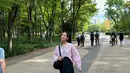 Penampilannya dilengkapi dengan sneakers warna putih serta shoulder bag hitam yang menjadikan pesonanya begitu menawan bak anak kuliahan.