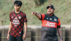 Pelatih Semen Padang, Imran Nahumarury (kanan). (dok. Semen Padang)