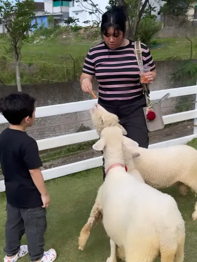 Ussy Sulistiawaty liburan bareng anak (Instagram/ussypratama)