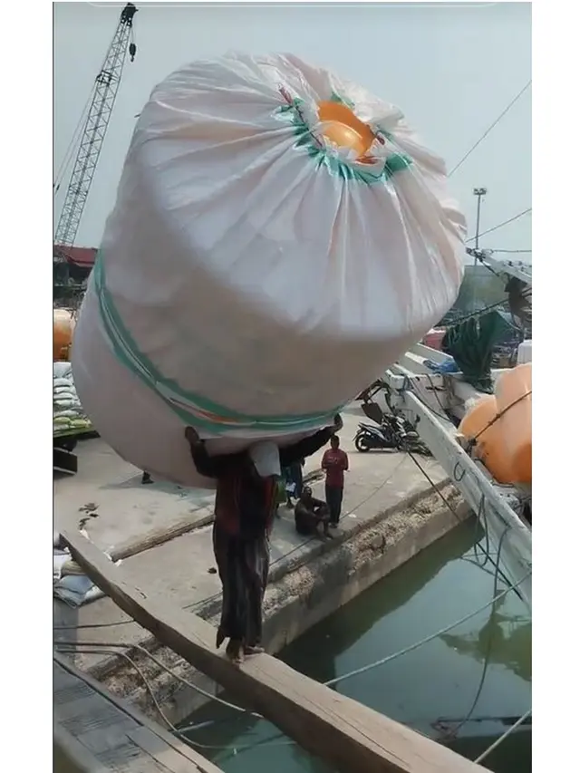 Aksi Pria Angkat Tandon Raksasa di Atas Air Ini Viral, Lewati Jembatan Kayu Sempit