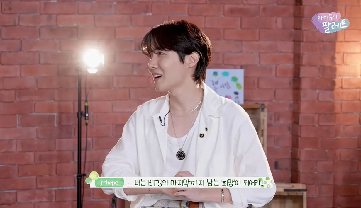 IU mengungkap bahwa ini adalah momen pertama dia berbincang dengan J-Hope. (Foto: YouTube/ 이지금 [IU Official])