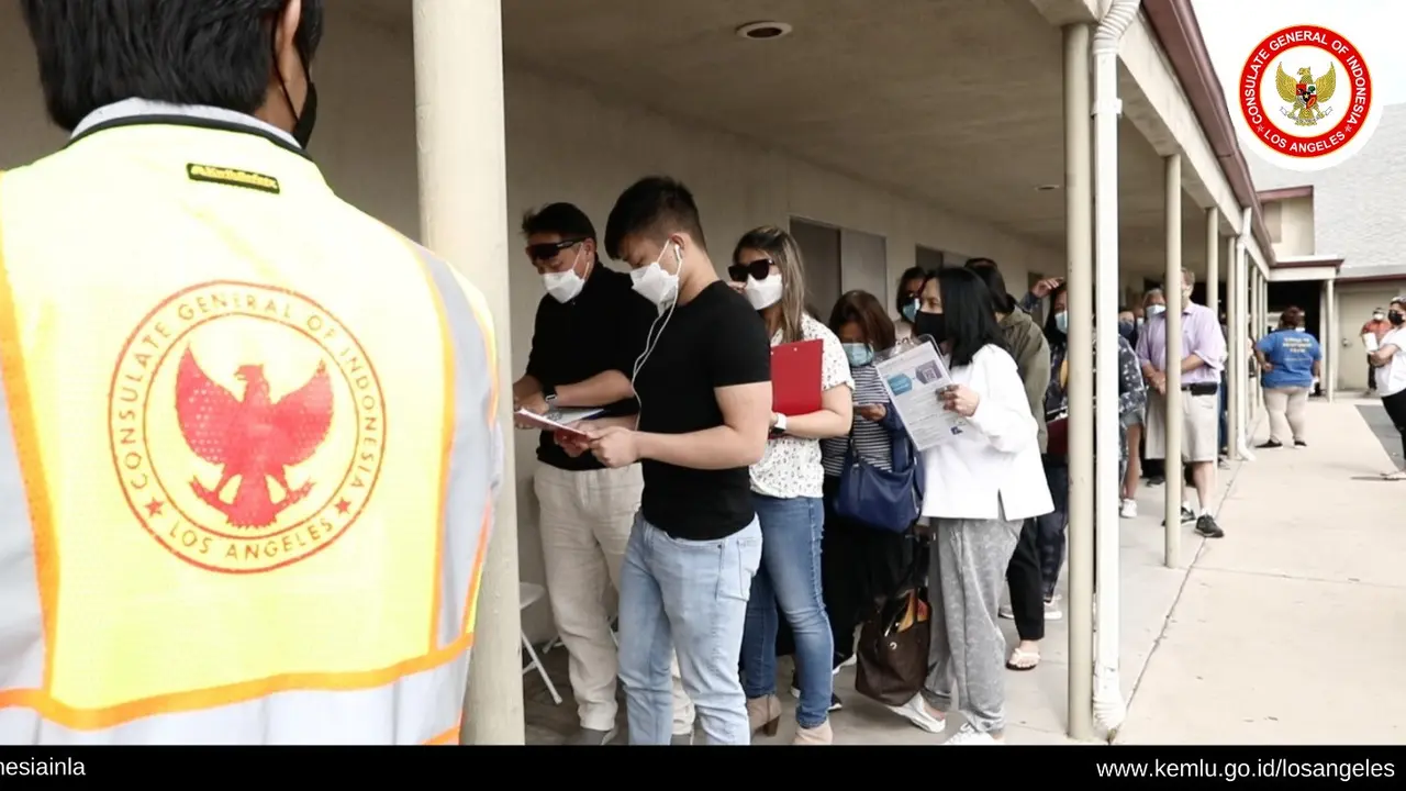 Antrean WNI di California Selatan mendapatkan dosis kedua vaksin COVID-19 di masa Ramadhan.
