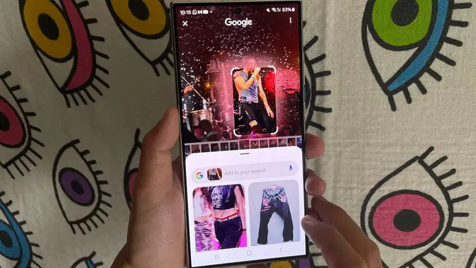 <p>Kepo merek celana yang dipakai Chris Martin saat konser di Singapura? Tinggal cari pakai fitur Circle to Search with Google. (Liputan6.com/ Agustin Setyo Wardani)</p>