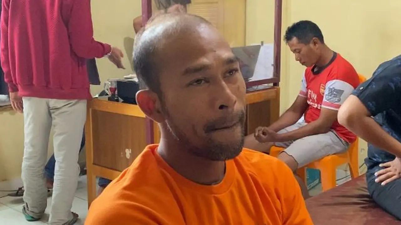 Tersangka pencuri celana dalam dan bra wanita di Pekanbaru untuk memenuhi hasrat seksualnya saat berada di Polsek Tampan.