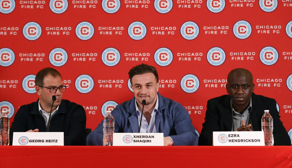 Xherdan Shaqiri (tengah) berbicara pada konferensi pers saat diperkenalkan sebagai pemain terbaru yang ditunjuk untuk klub Amerika Serikat (MLS), Chicago Fire FC di Chicago, Illinois, 21 Februari 2022. Pihak MLS mengatakan Shaqiri menjadi pemain termahal dalam sejarah klub. (KAMIL KRZACZYNSKI/AFP)