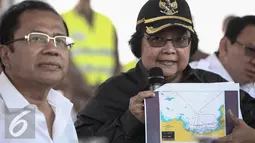 Menteri LHK,  Siti Nurbaya memberikan paparan saat meninjau langsung pulau hasil reklamasi di pantai utara Jakarta, Rabu (4/5). Reklamasi dilakukan pengembang PT Kapuk Naga Indah (KNI). (Liputan6.com/Faizal Fanani)