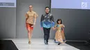 Model dan perancang busana berjalan diatas catwalk menujukkan karyanya di Jakarta Fashion Week 2018 di Senayan City, Jakarta, Sabtu (21/10). Jakarta Fashion Week 2018 akan berlangsung pada 21-27 Oktober mendatang. (Liputan6.com/Herman Zakharia)