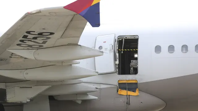 Penampakan Pintu Darurat Pesawat Asiana Airlines yang Terbuka di Udara