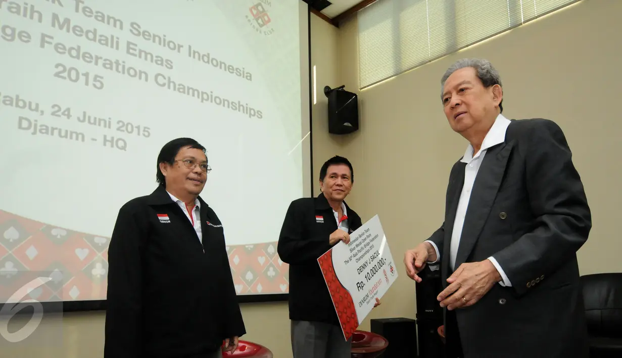 Perwakilan Djarum Foundation, Budi Hartono (kanan) bersiap menyerahkan penghargaan kepada Bert T Polii (kiri) di Jakarta, Rabu (24/6/2015). Tim Bridge Indonesia berhasil menjuarai APBF Championship 2015 di Bangkok. (Liputan6.com/Helmi Fithriansyah)