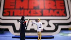 Mainan antik bertema Star Wars dilelang di Rumah lelang Vectis di Stockton-on-Tees, Inggris (23/11/2015). Beragam pernak pernik bertema Stars Wars ikut meramaikan lelang bertema "Star Wars: The Force Awakens" tersebut. (Reuters/ Phil Noble)