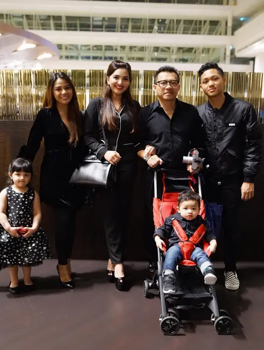 Tampaknya keluarga Anang dan Ashanty sangat suka dengan warna hitam. Lantaran mereka beberapa kali terlihat kompak memakai busana warna hitam. (Foto: instagram.com/ashanty_ash)
