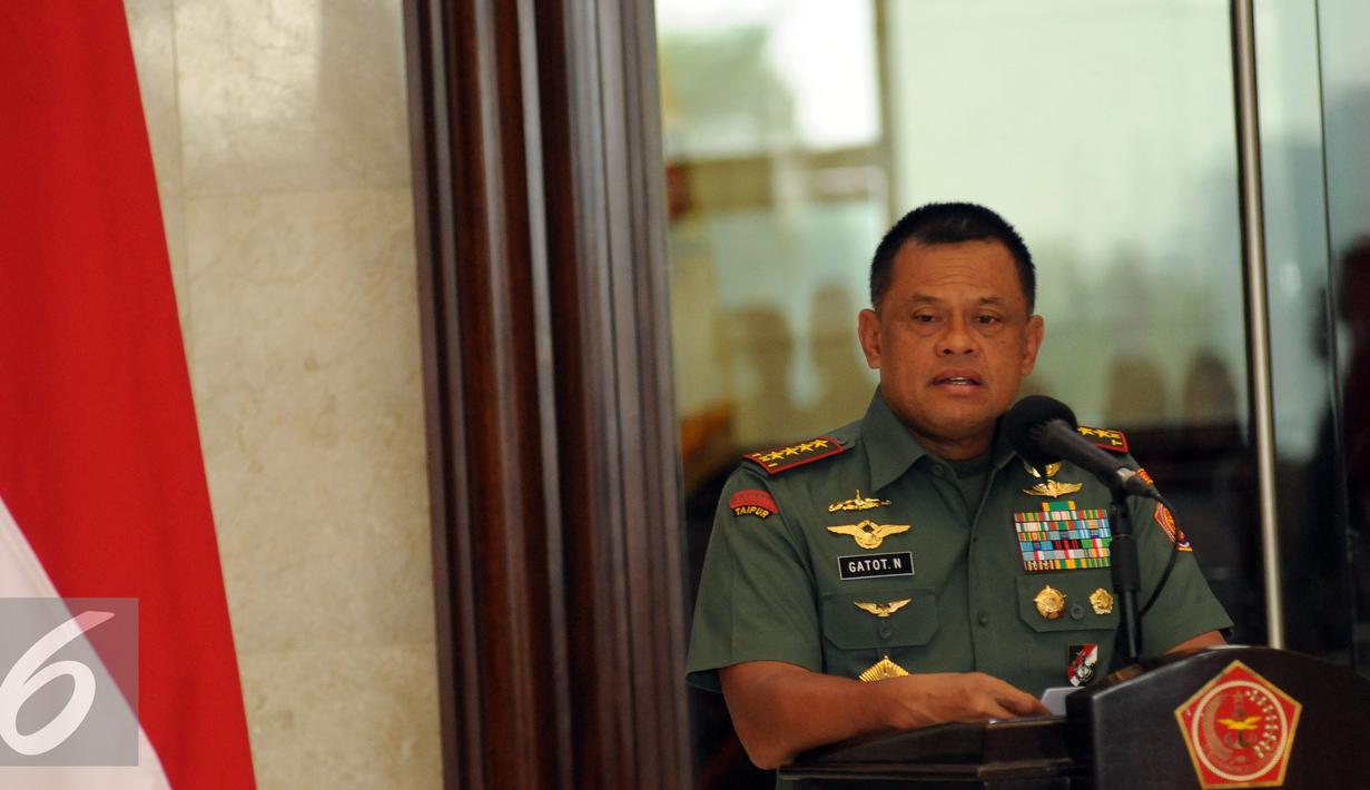 Panglima TNI, Jenderal TNI Gatot Nurmantyo (tengah) memberikan keterangan usai mengisi SPT Tahunan secara online di Mabes TNI, Jakarta, Rabu (30/3/2016). Sebelumnya Panglima TNI mengisi SPT Tahunan menggunakan E Filling. (Liputan6.com/Helmi Fithriansyah)