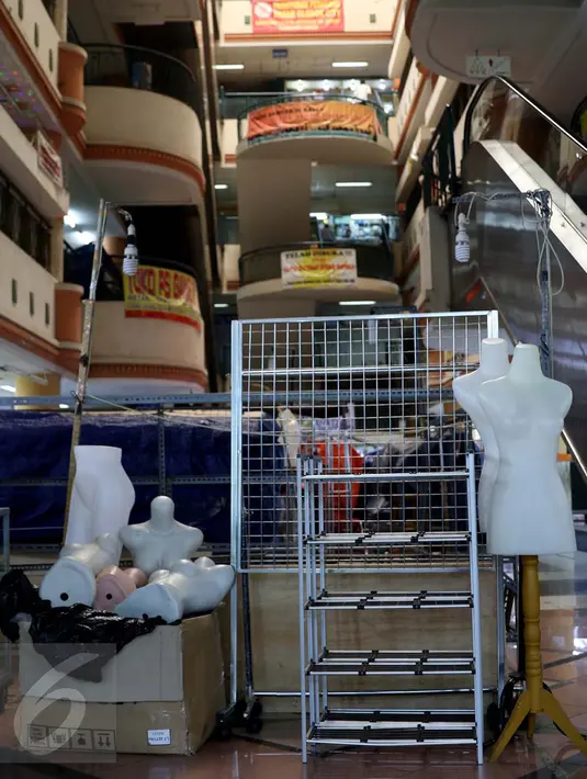Sejumlah manekin terlihat di kawasan Pasar Glodok City, Jakarta Barat, Jumat (4/11). Sebagian pemilik gerai di kawasan Glodok memilih tidak beroperasi saat demonstrasi besar yang dilakukan ormas Islam hari ini. (Liputan6.com/Gempur M Surya)