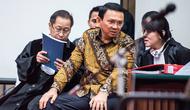 Terdakwa Basuki Tjahaja Purnama atau Ahok menjalani sidang lanjutan kasus dugaan penodaan agama di Auditorium Kementan, Jakarta, Selasa (21/2). JPU menghadirkan empat saksi ahli dalam sidang ke sebelas hari ini. (Liputan6.com/Agung Rajasa/Pool)