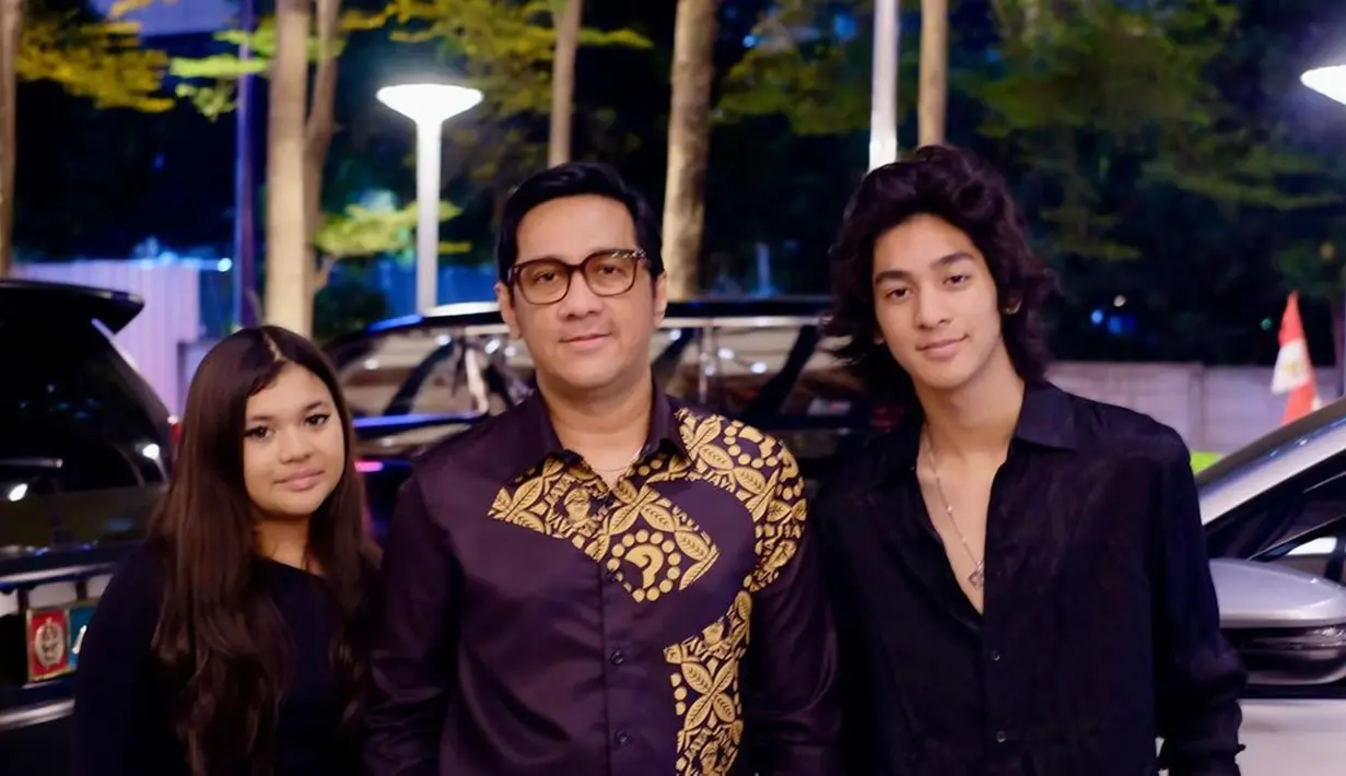 Jika teman yang lain membawa istri, di momen ini Andre Taulany mengajak dua buah hatinya, Kenzy dan Arlova. Dalam keterangan unggahan, Andre menuliskan ucapan happy wedding kepada Ivan dan  Nabila, serta untuk Tora Sudiro dan keluarga besar. (Liputan6.com/IG/@andreastaulany)