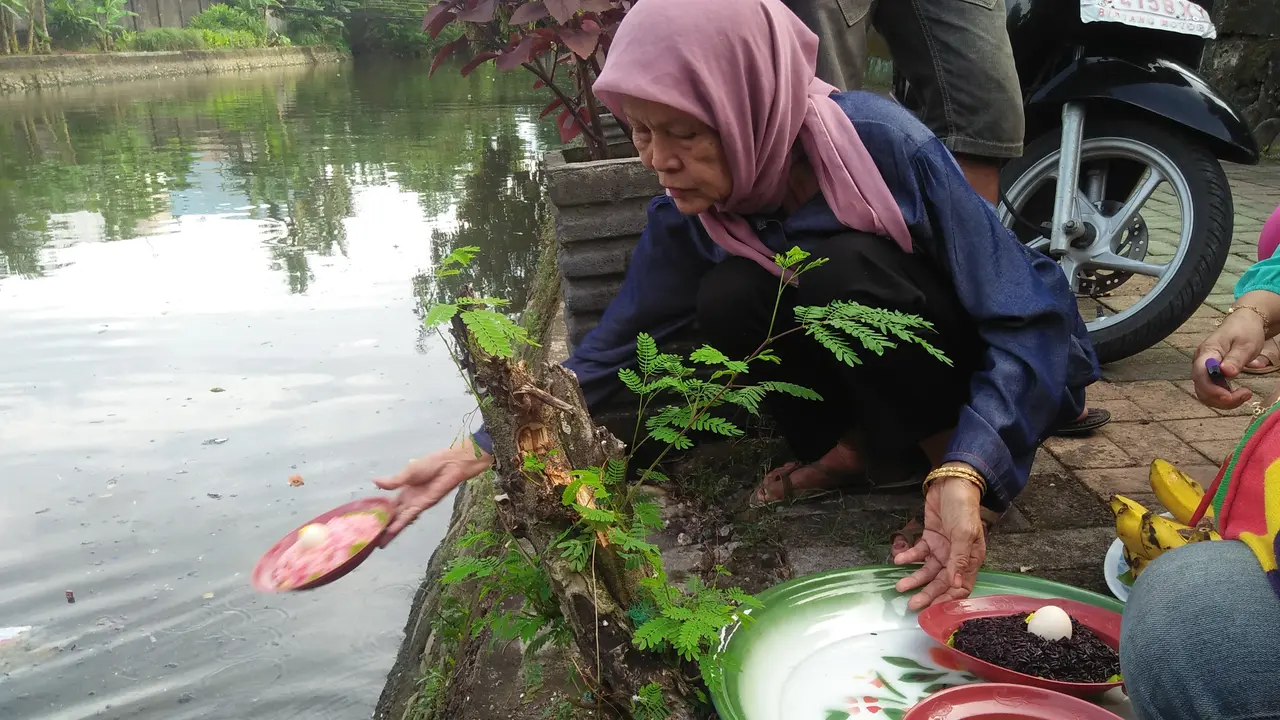 Sungai Pampang Makassar Dipenuhi Sesajen Jelang Ramadan, Ada Apa?