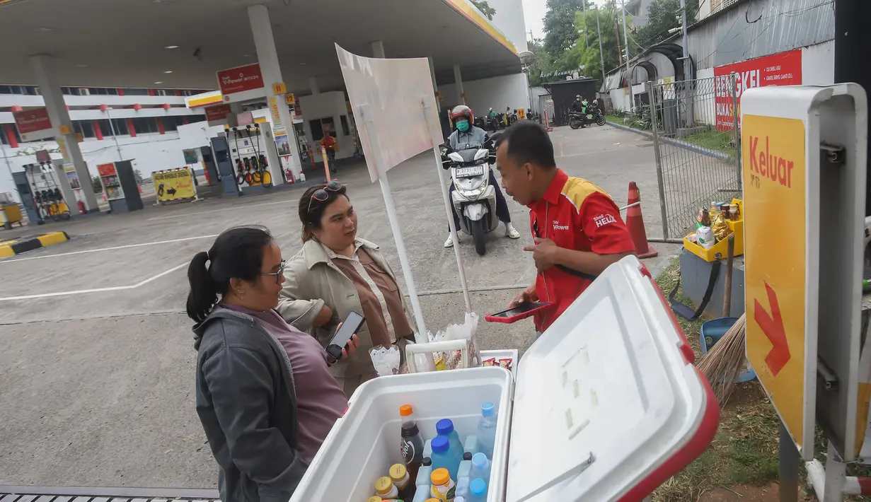 Kegiatan tersebut lantaran pasokan bahan bakar minyak di SPBU tersebut kosong sehingga aktivitas pengisian kendaraan bermotor tidak bisa dilakukan. (merdeka.com/Arie Basuki)