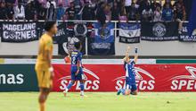 Striker PSIM Yogyakarta, Rafinha melakukan selebrasi setelah mencetak gol lewat tendangan bebas ke gawang Bhayangkara FC dalam laga final Pegadaian Liga 2 2024/2025 yang digelar di Stadion Manahan, Solo, Jawa Tengah, Rabu (26/2/2025). (Bola.com/Abdul Aziz)
