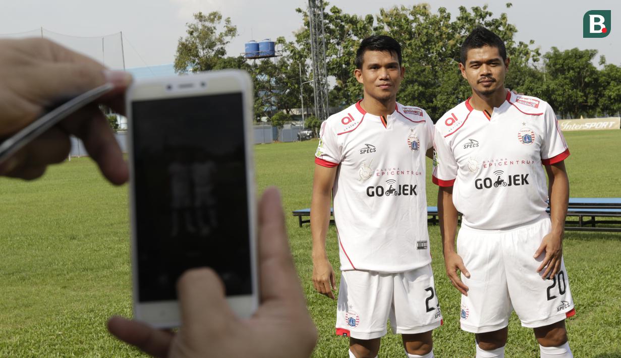 Pemain Persija Jakarta, Bambang Pamungkas dan Sandi Sute, melakukan sesi foto sebelum latihan jelang laga Liga 1 di Lapangan Sutasoma, Jakarta, Jumat (07/12). Persija akan berhadapan dengan Mitra Kukar. (Bola.com/M Iqbal Ichsan)