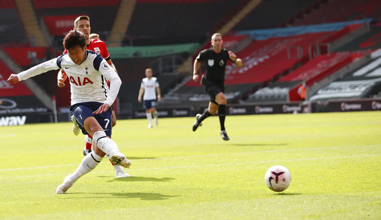 Pemain Tottenham Hotspur Son Heung-min mencetak gol ke gawang Southampton pada pertandingan Liga Premier Inggris di Stadion St. Mary, Southampton, Inggris, Minggu (20/9/2020). Tottenham menekuk Southampton 5-2, Son Heung-min menyumbang empat gol. (Andrew Boyers/Pool via AP)