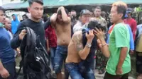 Polisi mengamankan dua orang pelaku copet di angkot Karawang. (Liputan6.com/ Abramena)
