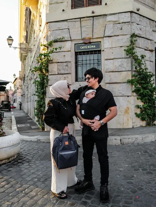 Enggak harus kembaran baju, pilihan warna monokrom bikin OOTD family couple tampak stylish. @aurelie.hermansyah.