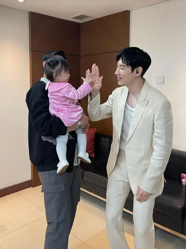 6 Potret Akrab Felicya Angelista dan Caesar Hito dengan Lee Je Hoon, Bak Bestie