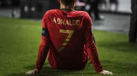Penyerang Portugal, Cristiano Ronaldo terkapar pada laga kedua kualifikasi Piala Eropa 2020 yang berlangsung di Stadion Da Luz, Lisbon, Senin (27/3). Portugal raih hasil imbang 1-1 kontra Serbia. (AFP/Patricia de Melo)
