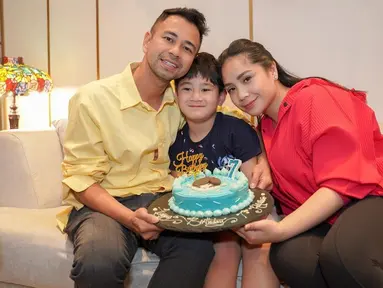 Melalui media sosial, Raffi Ahmad dan Nagita Slavina terlihat memberi kejutan ulang tahun untuk putra sulung mereka. Rafathar sendiri memang diketahui genap berusia 7 tahun pada 15 Agustus 2022. (Liputan6.com/IG/@raffinagita1717)