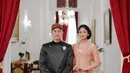 Kali ini, Kaesang Pangarep dan Erina Gudono tampil dengan baju adat Jawa. Baju adat bernuansa merah muda yang lembut dan siluet klasik yang menawan, membuat keduanya tampil sempurna bak raja dan ratu Jawa. [Foto: Instagram/kaesangp]