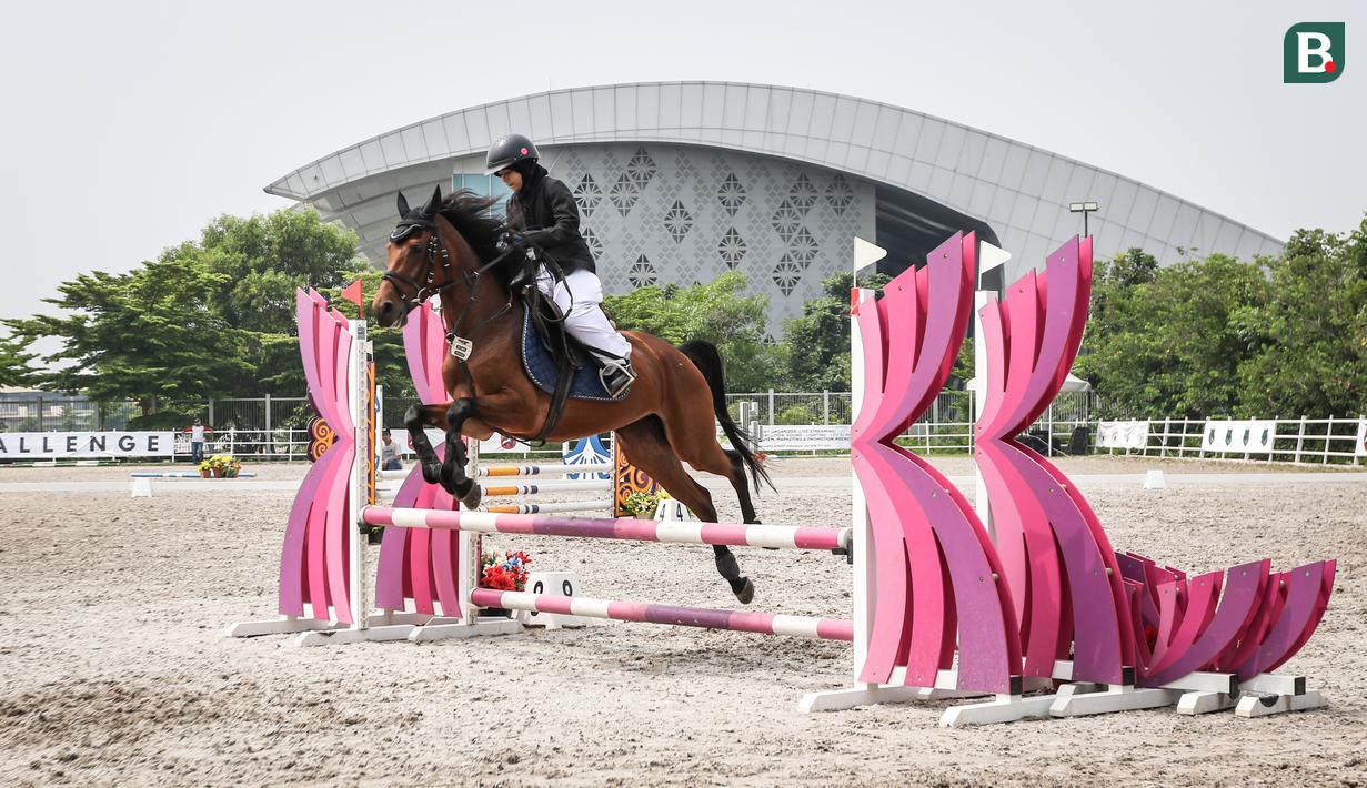 Atlet berkuda tim Az-Zikra Horse Club, Wafa beraksi pada nomor Show Jumping 50-70 cm saat ajang Solidarity Equestrian Challange 2022 yang berlangsung di Jakarta International Equestrian Park, Jakarta Timur, Minggu (30/01/2022). (Bola.com/Bagaskara Lazuardi)