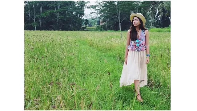 6 Seleb Tanah Air Ini Pilih Pematang Sawah Sebagai Spot Foto