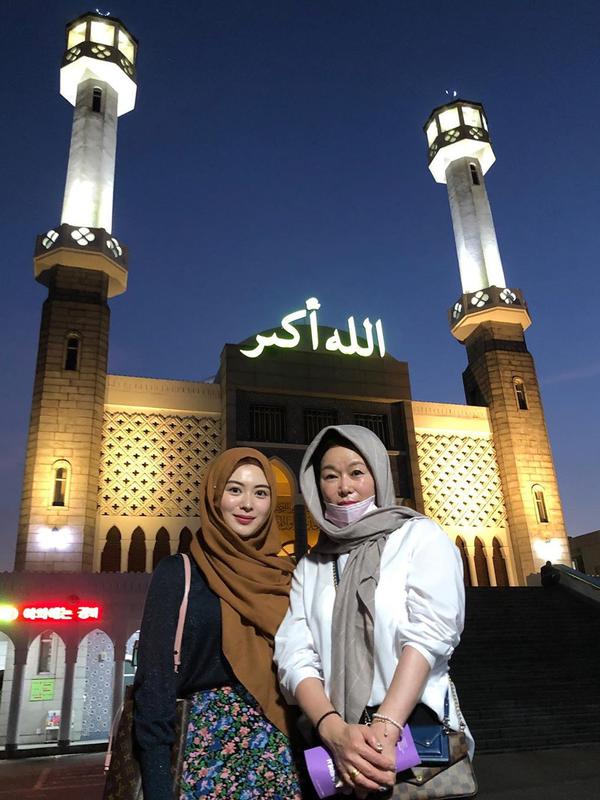 Momen ibunda Ayana ke masjid pertama kali, tampil pakai kerudung. (Sumber: Instagram/@xolovelyayana)