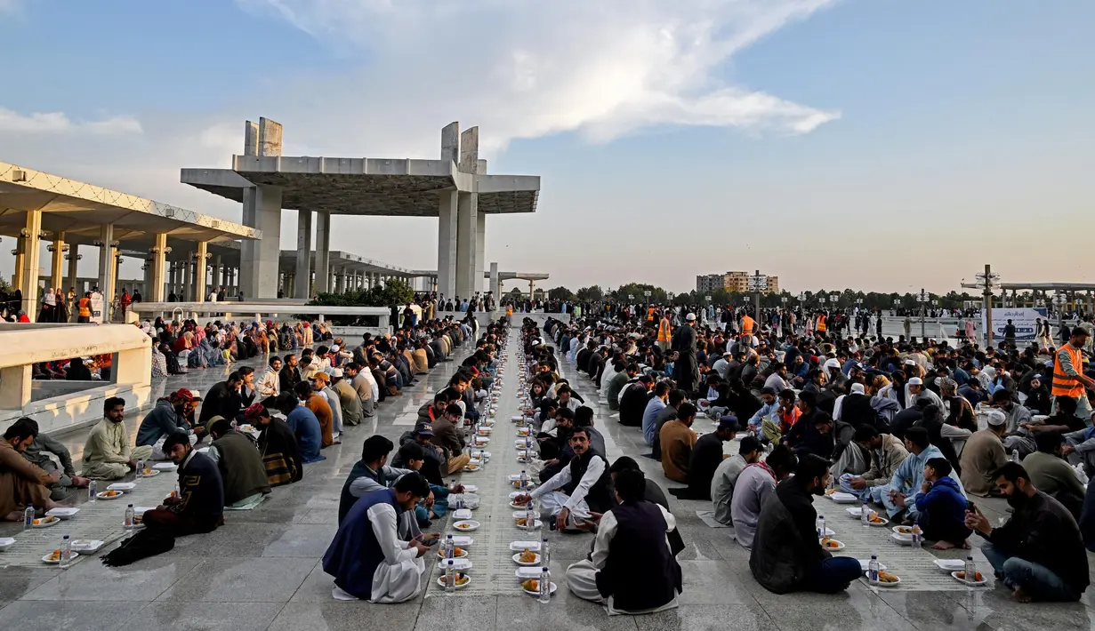 Umat Muslim menunggu waktu berbuka puasa selama bulan suci Ramadan di Masjid Faisal, Islamabad, Pakistan pada 16 Maret 2025. (Aamir Qureshi/AFP)
