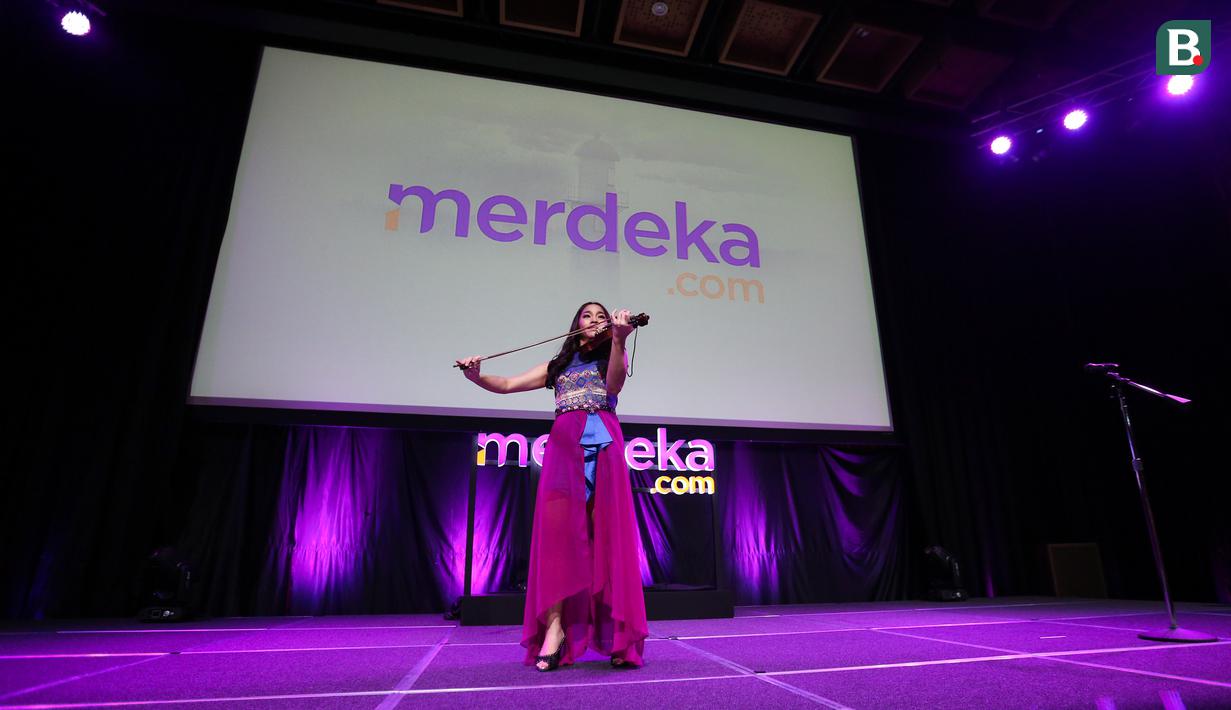 Penampilan violinist, Marcella Aprilia saat Perayaan Hari Jadi dan Grand Launching Logo Baru Merdeka.com yang berlangsung di SCTV Tower, Senayan, Jakarta, Selasa (21/02/2023). (Bola.com/Bagaskara Lazuardi)