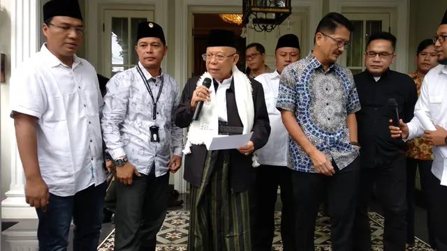 Ma'ruf Amin sebelum bertolak ke Banten di rumahnya