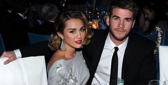 Kabar terbaru datang dari pasangan Miley Cyrus dan Liam Hemsworth. Selalu tampil mesra di depan umum, ternyata keduanya diberitakan sudah menggelar pernikahan secara diam-diam, benar kah? (AFP/Larry Bussaca)