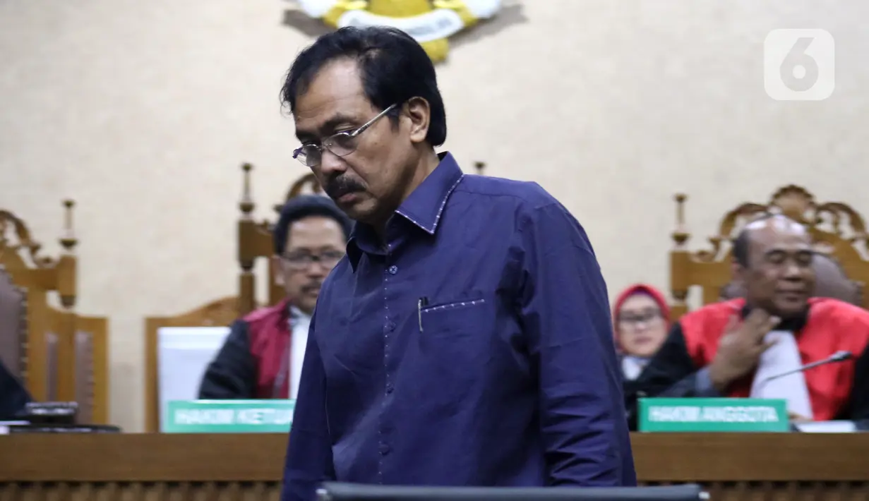 Terdakwa penerimaan gratifikasi dari berbagai pihak selama menjabat sebagai Gubernur Kepulauan Riau pada kurun waktu 2016-2019, Nurdin Basirun usai menyimak keterangan saksi-saksi saat menjalani sidang lanjutan Pengadilan Tipikor Jakarta, Kamis (19/12/2019). (Liputan6.com/Helmi Fithriansyah)