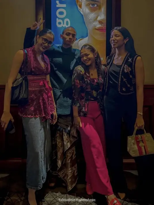 Aghniny Haque tampil dengan kebaya modern sleeveless warna fuschia yang dipadukan rok denim panjang. [@aghninyhaque]