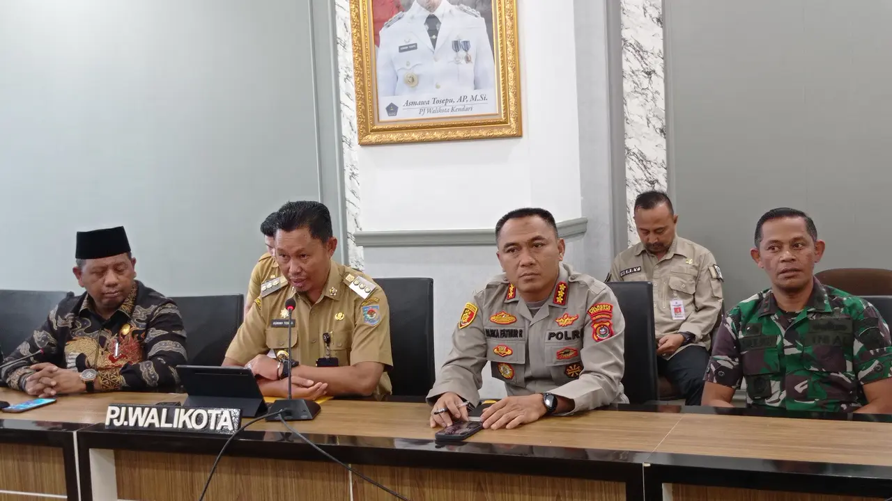 Walikota Kendari Asmawa Tosepu mengganti Sekda Kota Kendari usai ditangkap Kejati Sultra terkait kasus suap dan gratifikasi.(Liputan6.com/Ahmad Akbar Fua)