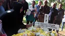 Usai ibadah pemakaman, peti yang telah terkubur ditaburkan bunga oleh para pelayat serta keluarga. Pemakaman berlangsung sekitar pukul 15.00 WIB. (Deki Prayoga/Bintang.com)