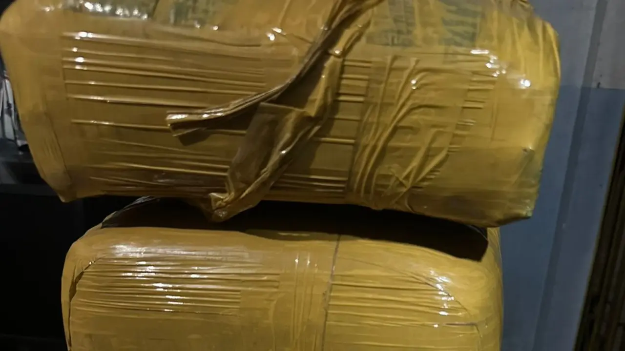 Barang bukti ganja seberat 8 kilogram yang diamankan dari dalam bus ALS asal Kota Medan oleh Ditresnarkoba Polda Lampung di Pelabuhan Bakauheni.  Foto : (Istimewa).