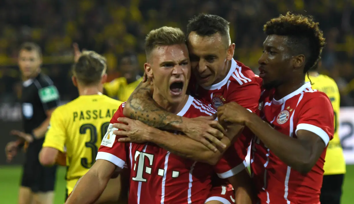 Gelandang Bayern Munchen, Joshua Kimmich, merayakan gol yang dicetaknya ke gawang Dortmund pada laga Piala Super Jerman di Stadion Signal Iduna Park, Dortmund, Sabtu (5/8/2017). Munchen menang adu penalti 5-4 atas Dortmund. (AFP/Patrik Stollarz)