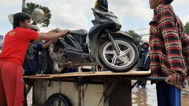 Ojek Gerobaj di Tengah Banjir Jakarta