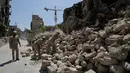 Pekerja menyingkirkan puing-puing dari toko-toko yang rusak di Kota Tua Aleppo, Suriah, Sabtu (27/7/2019). Kendati sebagian besar pasar masih tutup setelah pertempuran besar tiga tahun lalu, kegiatan ekonomi perlahan mulai tumbuh di kota terbesar di Suriah tersebut. (AP Photo/Hassan Ammar)