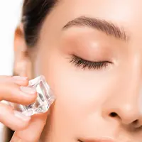 Ilustrasi kompres wajah dengan es batu. (c) IgorVetushko/Depositphotos.com