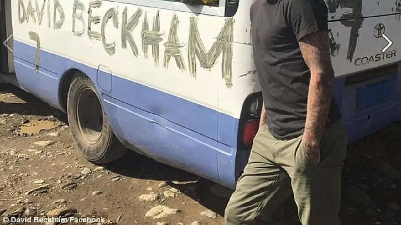 David Beckham Main Bola di Papua Nugini 